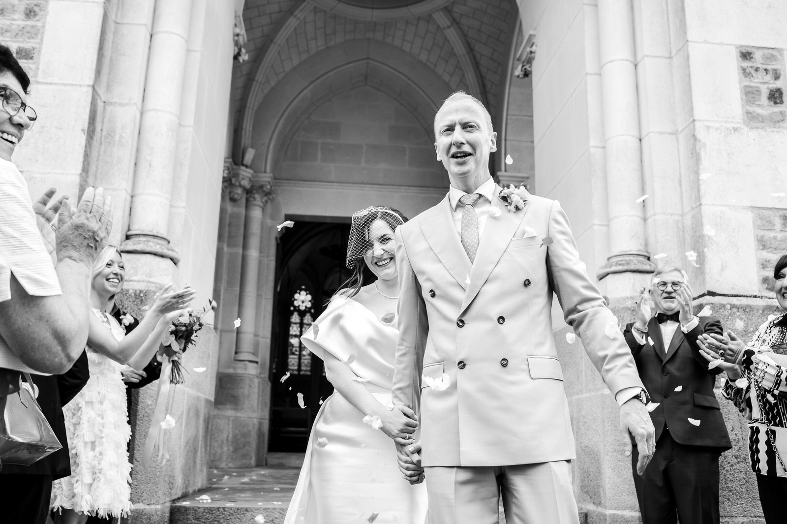 PHOTOGRAPHE DE MARIAGE À NANTES-COUPLE-QUI-SORT-DE-EGLISE